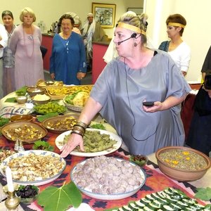 Tess besig om die geregte te bespreek.